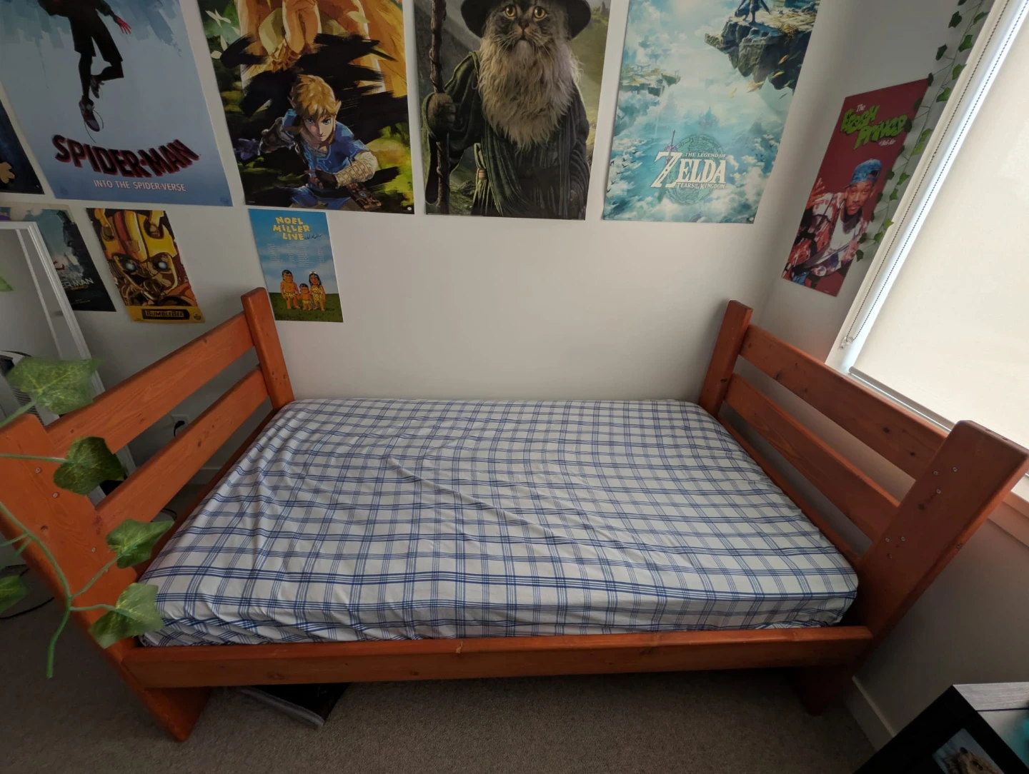 Wooden Twin Bed with mattress - photo 2
