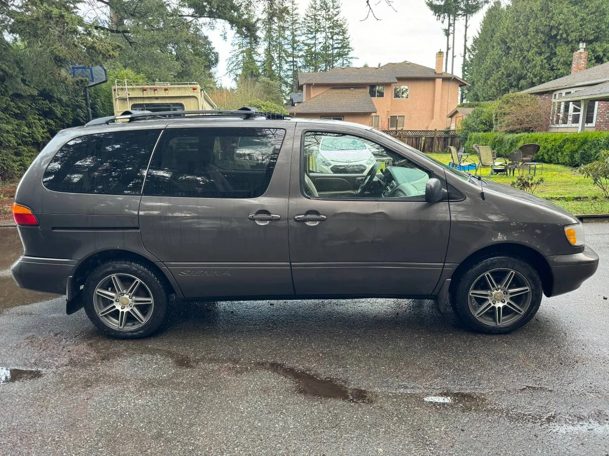 2000 Toyota Sienna LE 7 Passenger Stow N Go Rear Runs Drives - photo 3