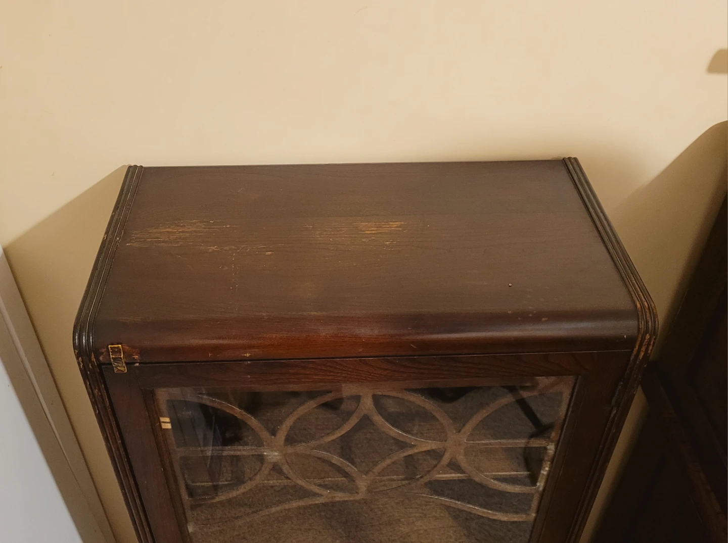 Wilson's 1920s Mahogany China Cabinet - photo 5