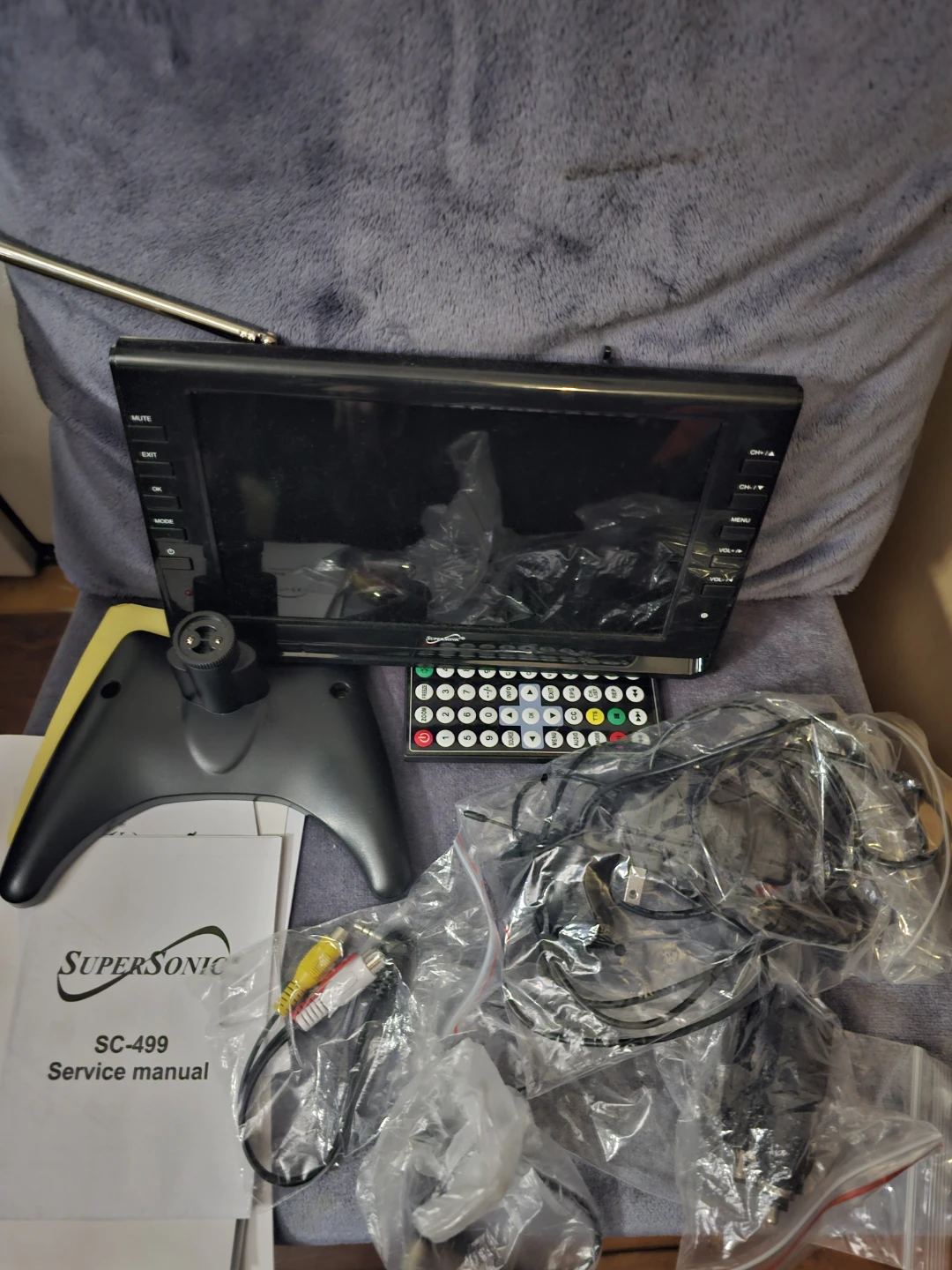 Supersonic 9" Portable LCD TV FM Radio SC-499 - photo 4
