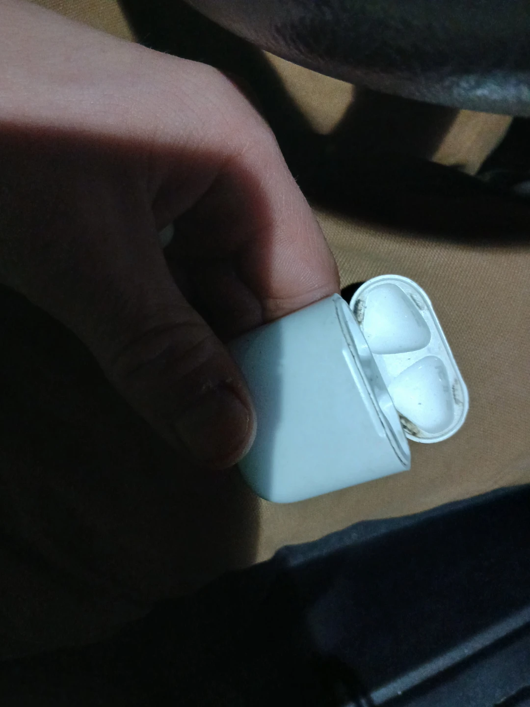 Apple AirPods 2nd Gen with Charging Case - photo 3