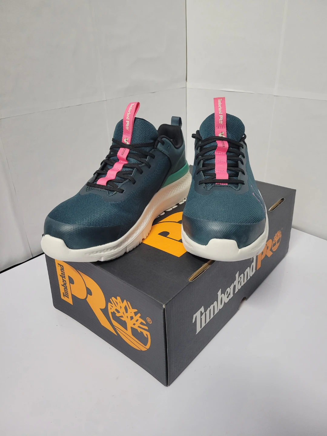 Women's Composite Toe Work Sneaker. NEW, never used