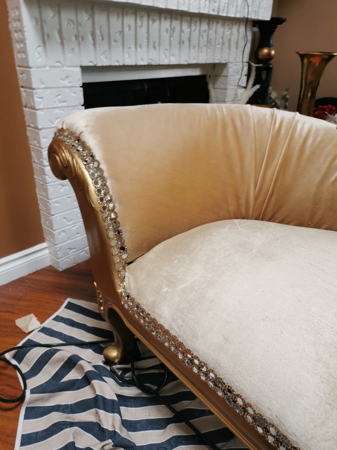 Vintage Chaise Lounge with Gold Trim - photo 5