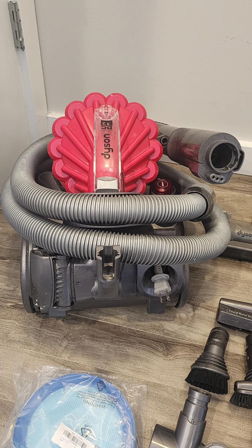 Dyson DC32 Vacuum - photo 2