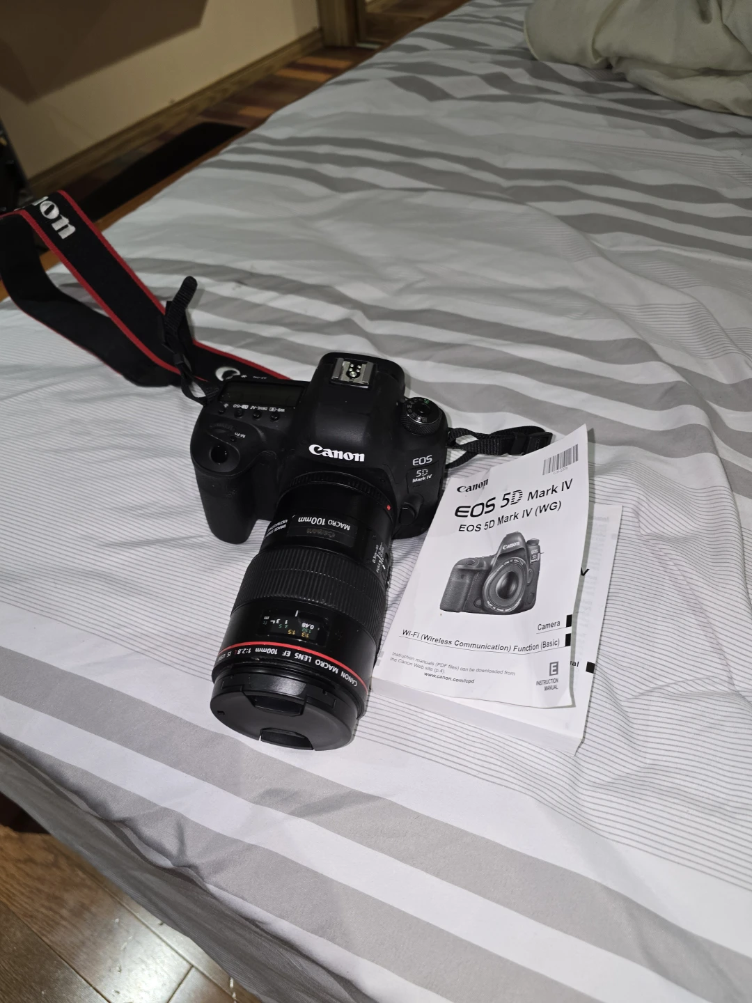 Canon EOS 5D Mark IV DSLR Camera with 100mm Macro Lens - photo 2