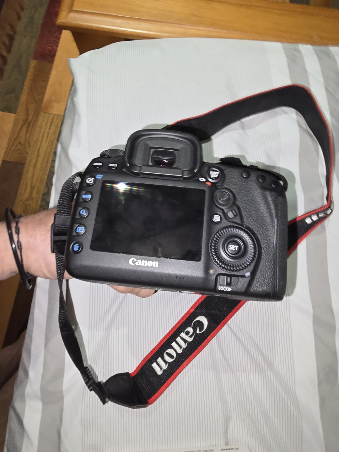 Canon EOS 5D Mark IV DSLR Camera with 100mm Macro Lens - photo 3