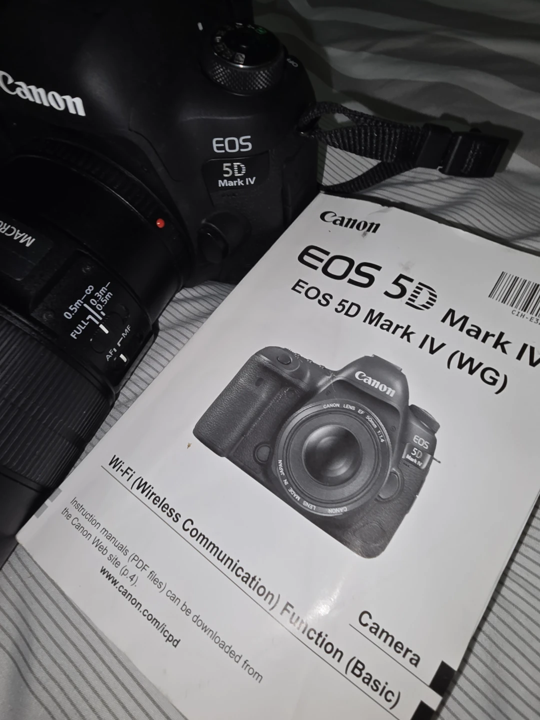 Canon EOS 5D Mark IV DSLR Camera with 100mm Macro Lens - photo 4