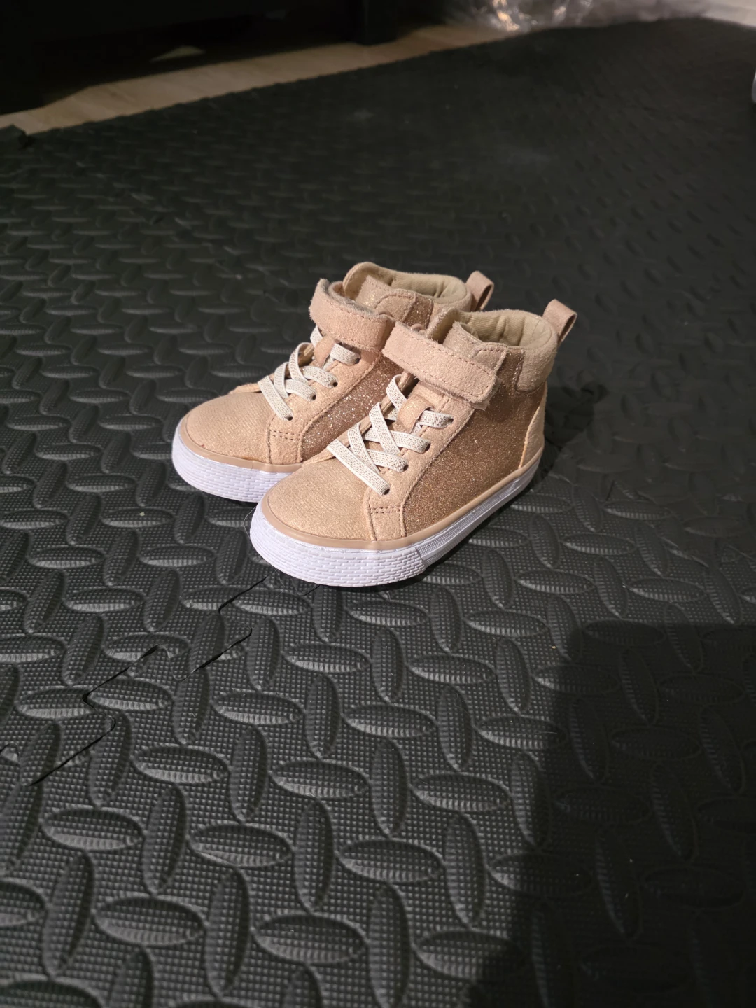 🏆The Children's Place Glitter High-Top Sneakers Size 6
