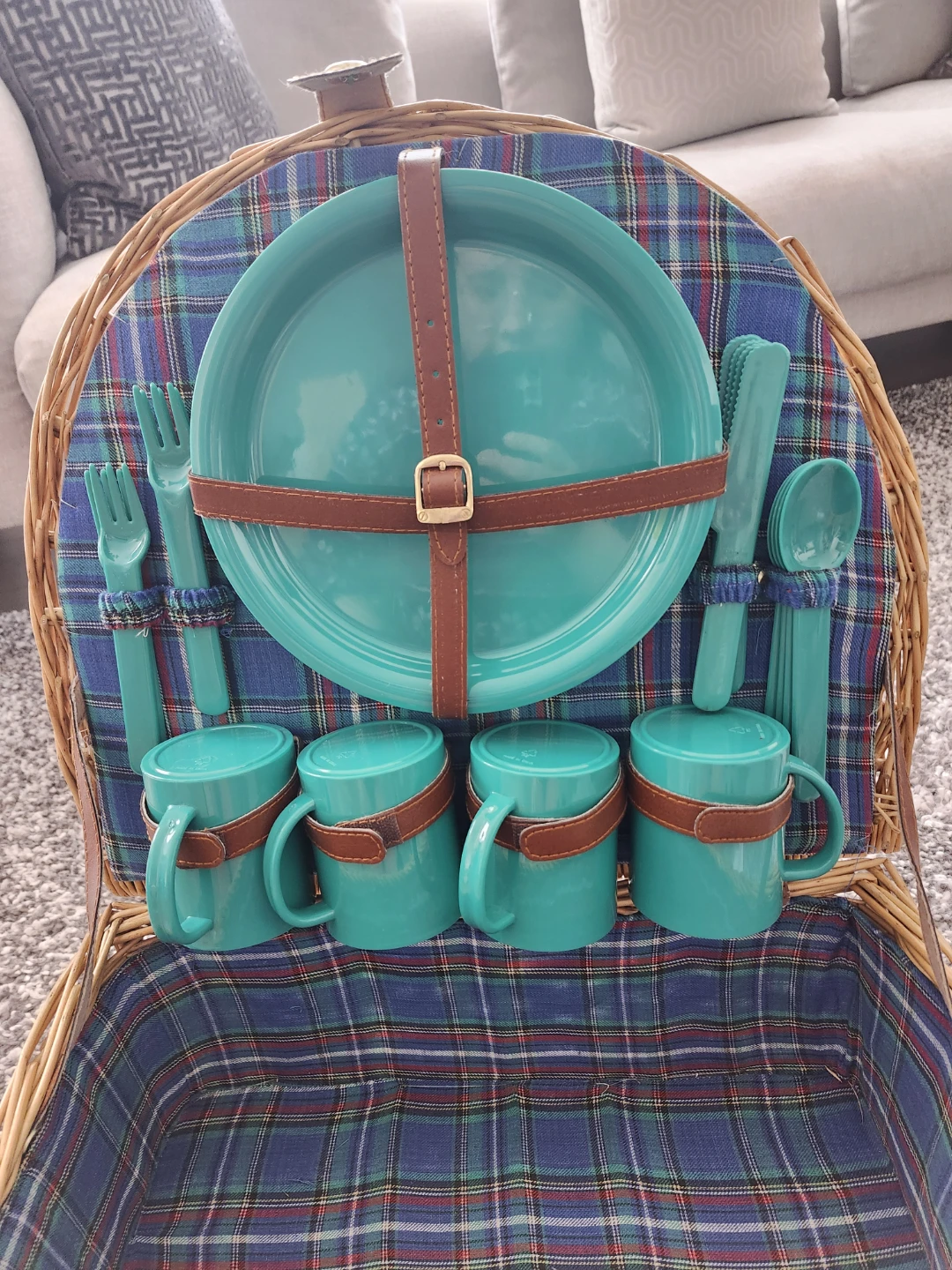 Vintage-Style Wicker Picnic Hamper Set