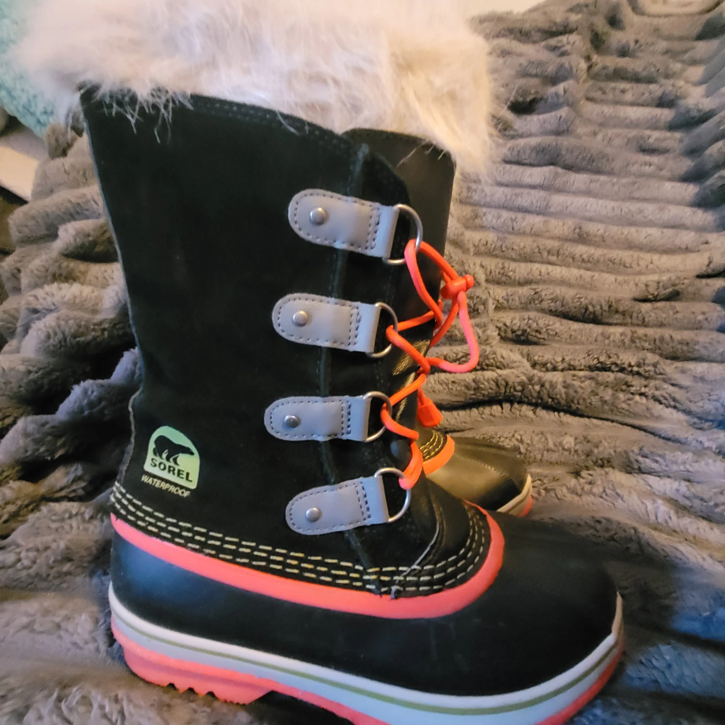 New worn 1x....Sorel Waterproof Winter Boots with faux Fur Trim - photo 2