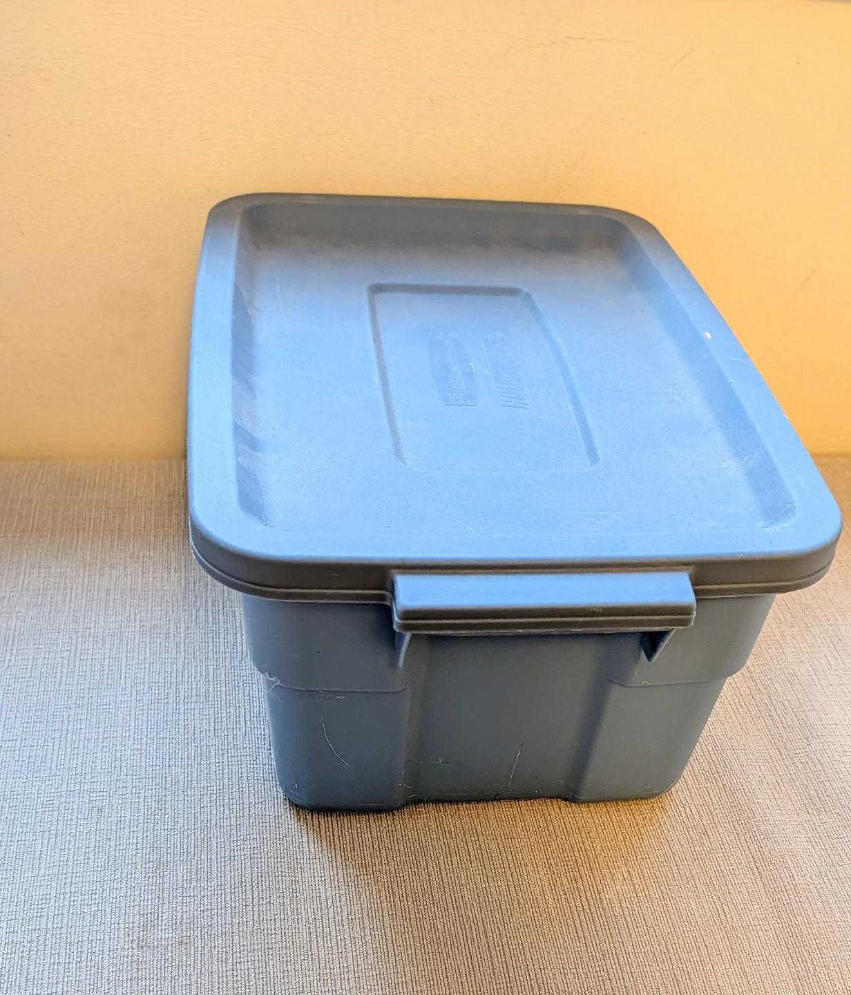 Rubbermaid Roughneck Small Storage Bin