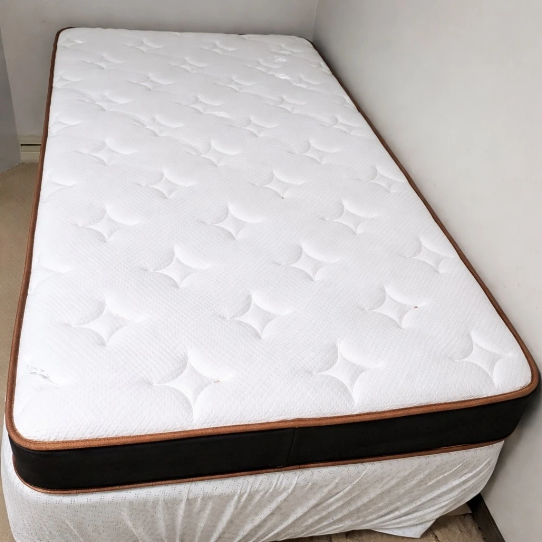 Like New Twin Mattress, 11-Inch Luxury Hybrid - photo 2