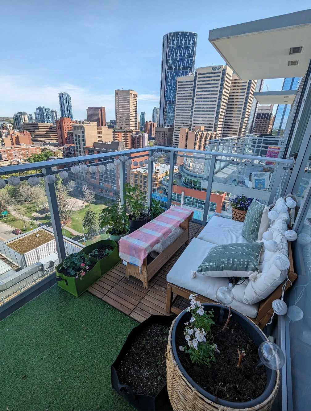 Artificial grass and wooden tiles for the terrace.