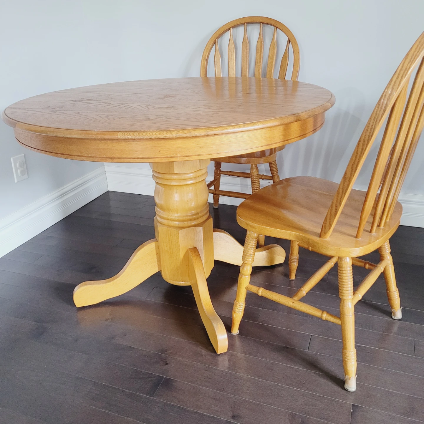 Round Oak Dining Table with 2 Chairs - photo 4