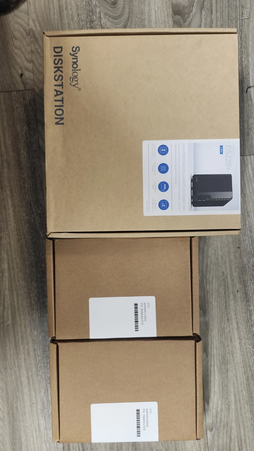 Synology DiskStation DS220+ NAS and 2TB harddrives