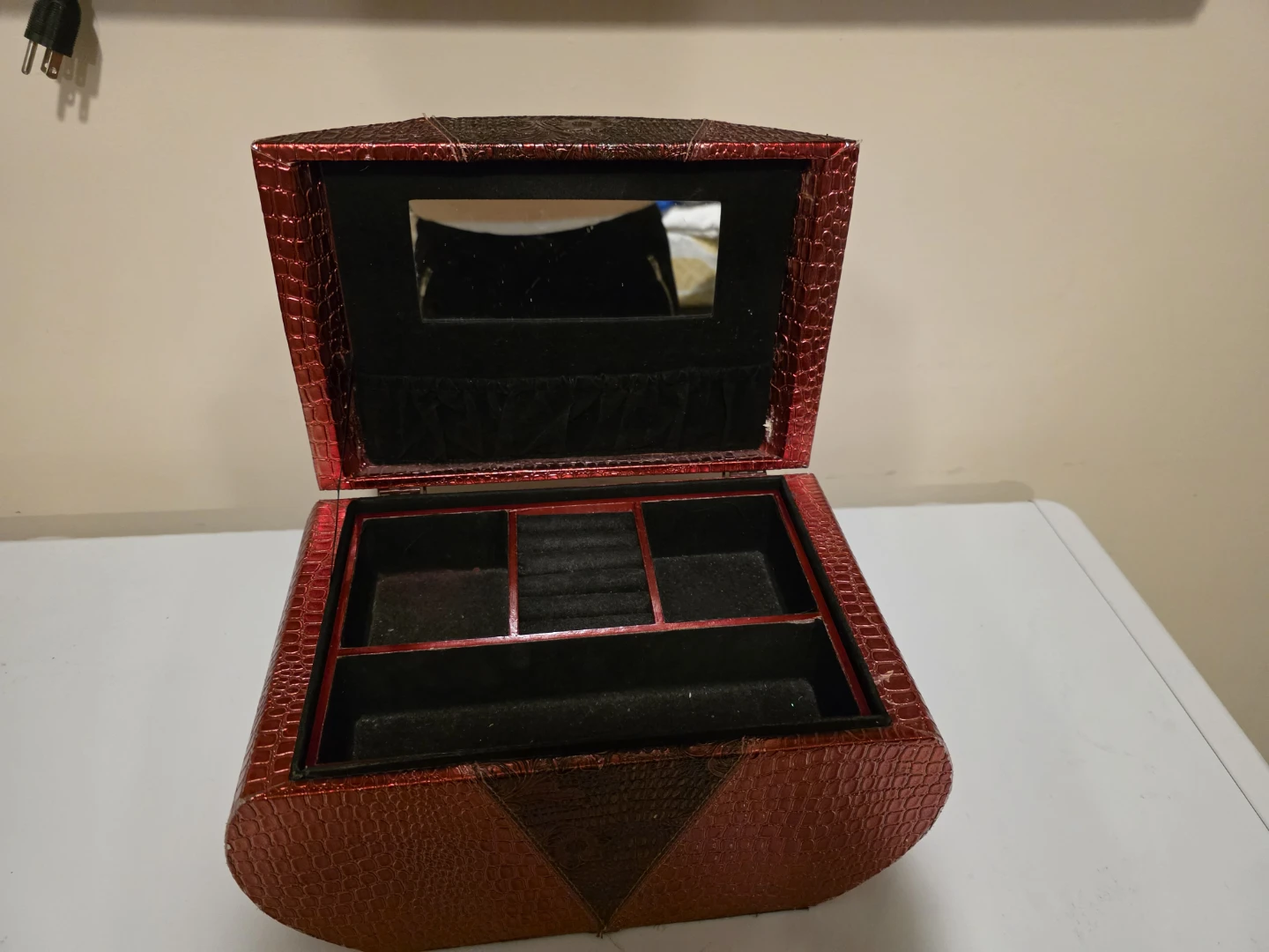 Red Faux Croc Jewelry Box with Mirror A/V UNTIL  Mars. 10th