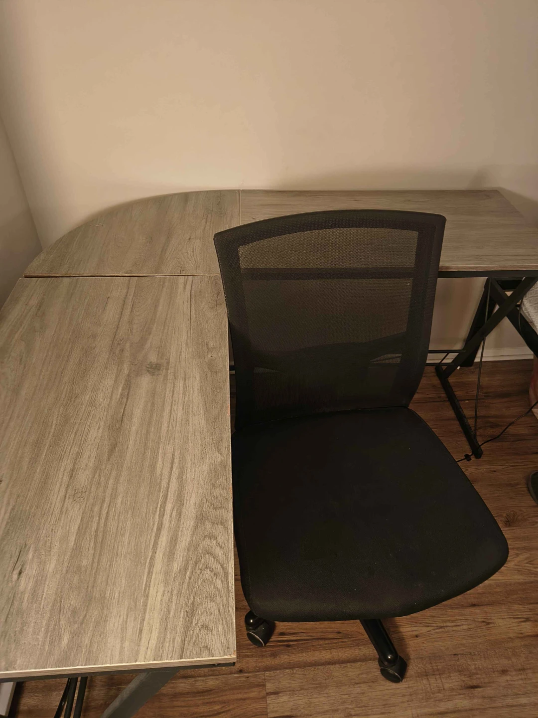 Black Mesh Office Chair with L-Shaped Desk - photo 2