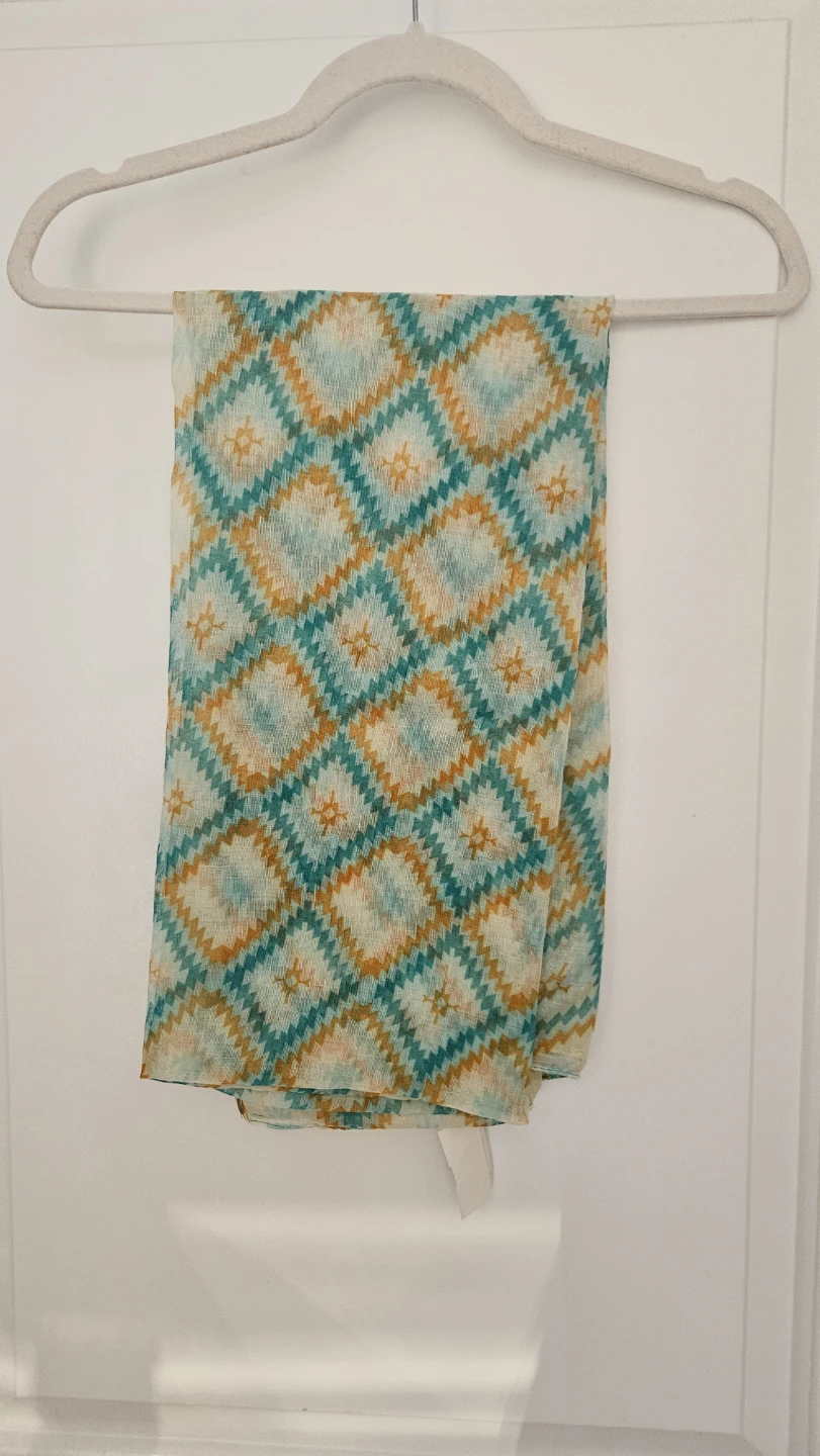 Lightweight Scarf with Geometric Pattern