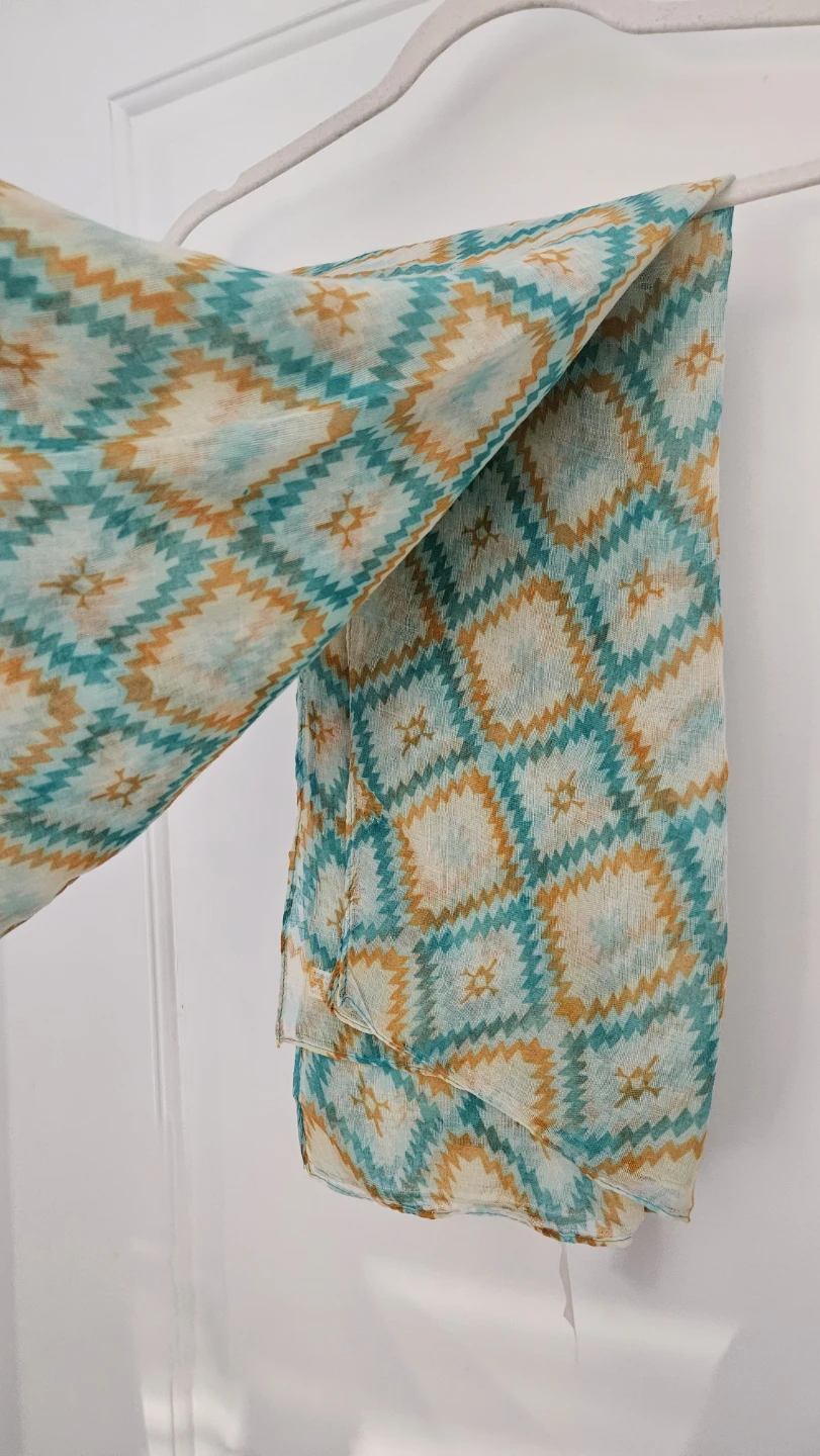 Lightweight Scarf with Geometric Pattern - photo 2