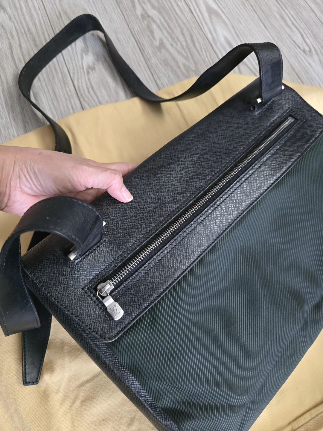 Louis Vuitton Messenger/Laptop Bag - photo 3