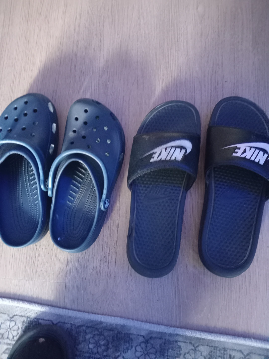 Size 8 slides and crocs - photo 3