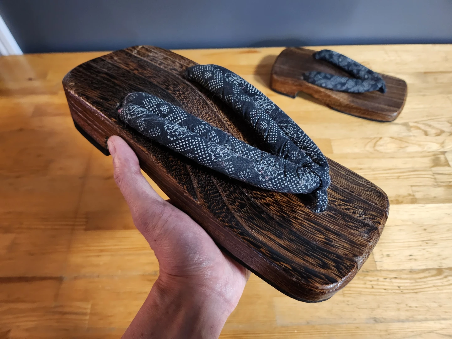 Japanese Wooden Geta Sandals with Black Pattern Straps 🏆 - photo 3