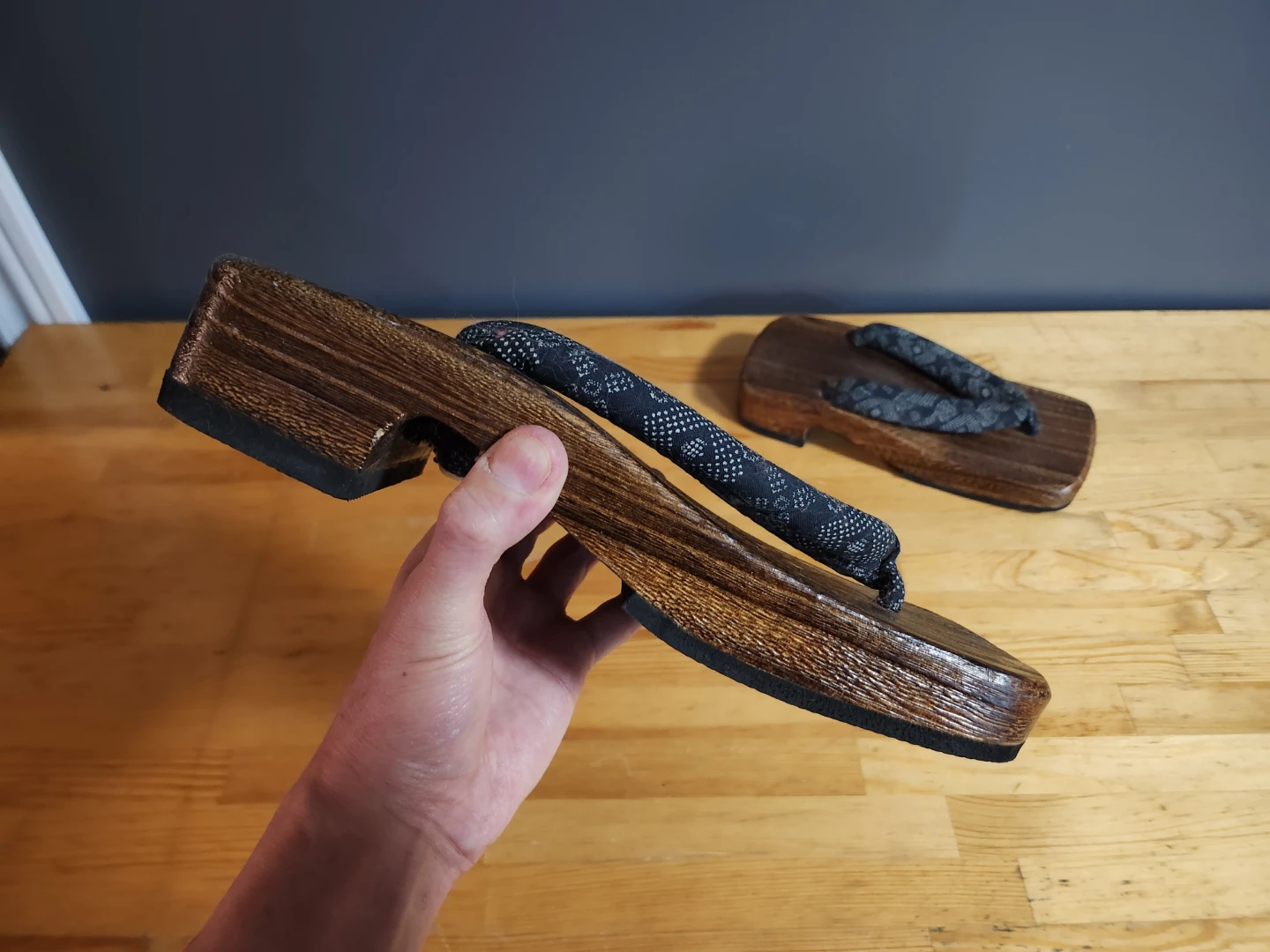 Japanese Wooden Geta Sandals with Black Pattern Straps 🏆 - photo 4