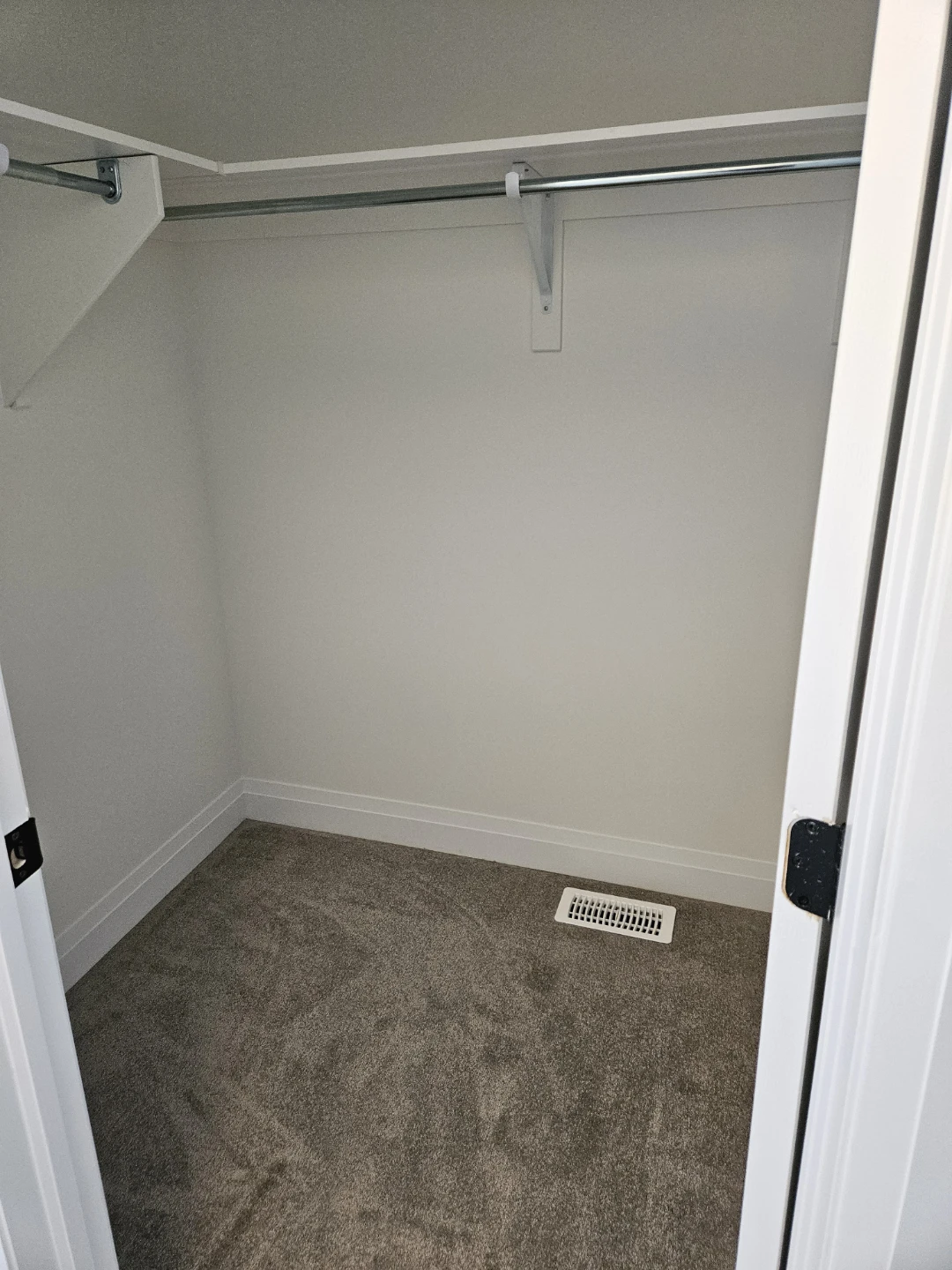 Carpet for sales in a brand new 5 bedroom home - photo 2