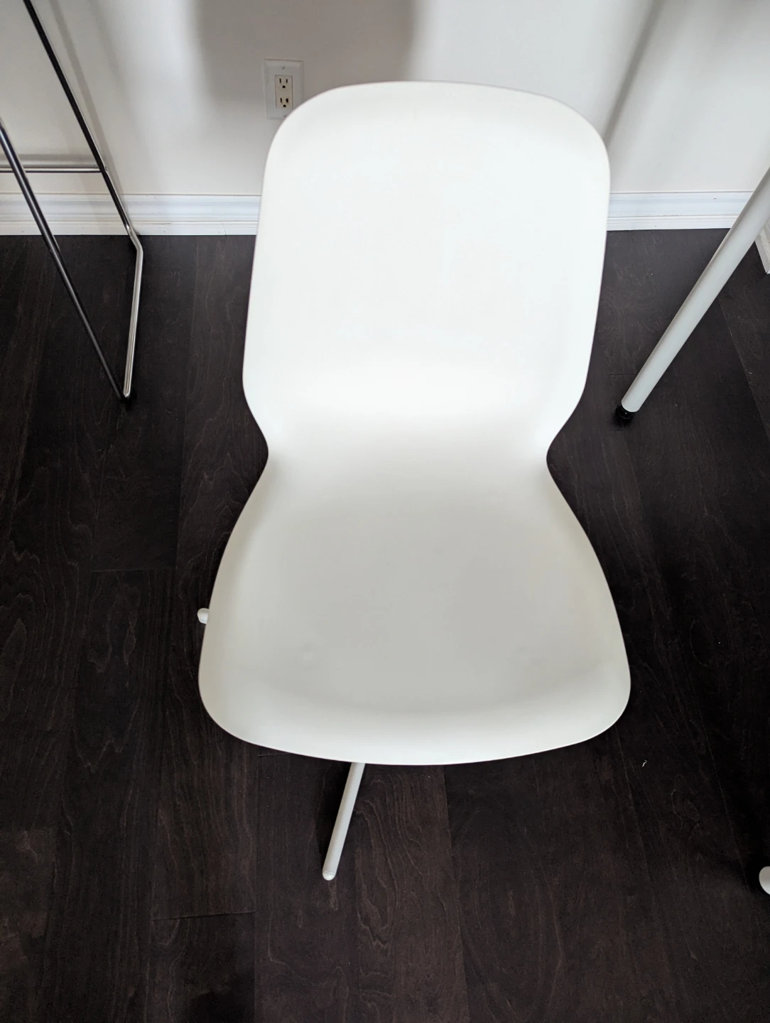 White Swivel Chair - photo 3