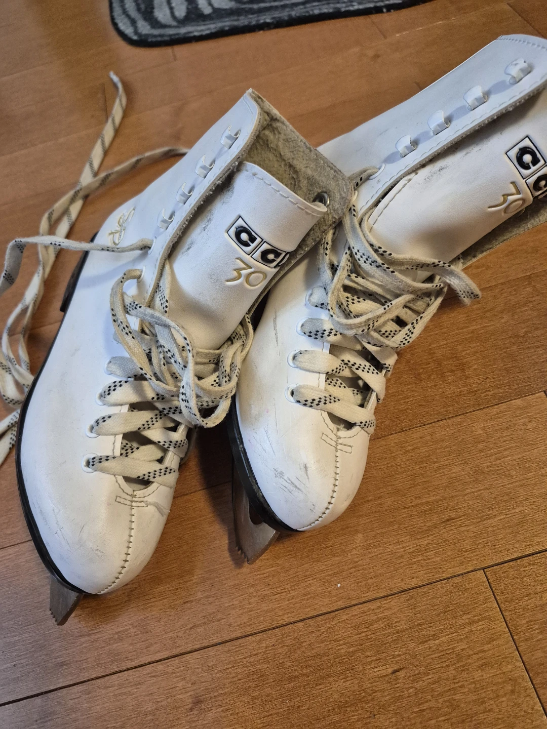 CCM size3, girl's Figure Skates