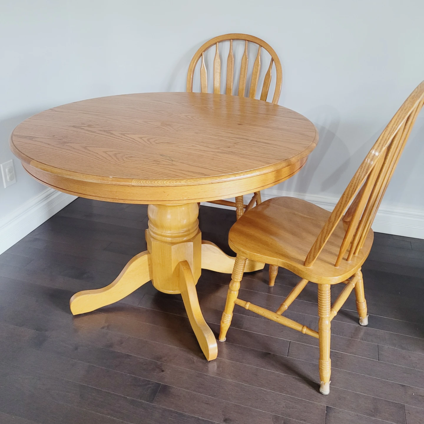 Round Oak Dining Table with 2 Chairs