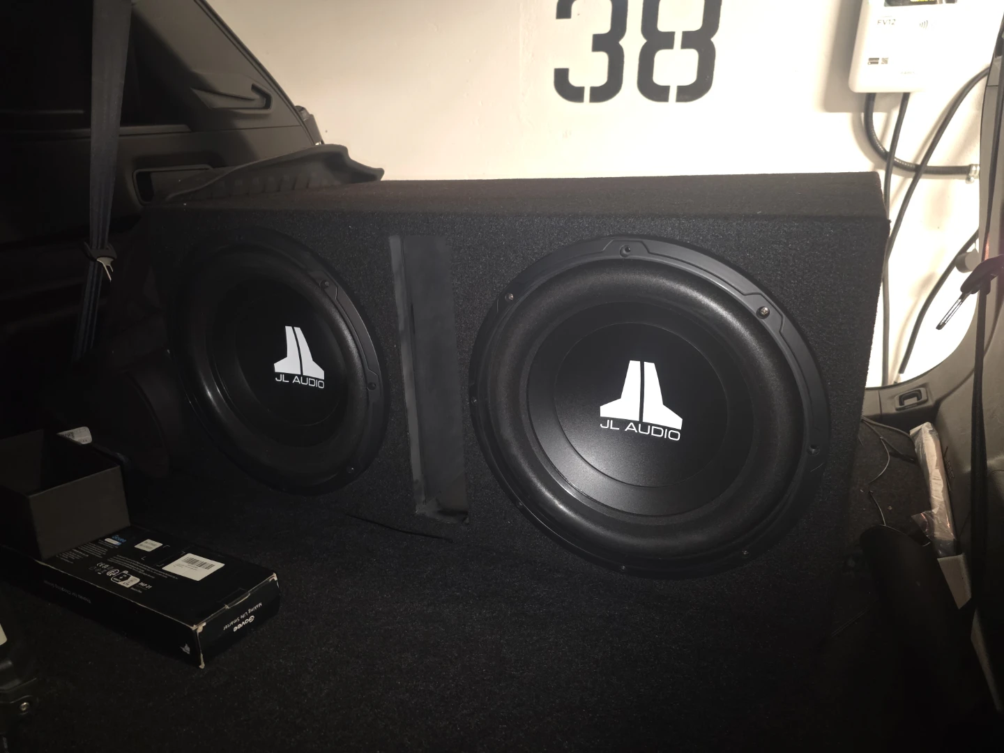 JL Audio Dual 12" Subwoofers with box (amp and lc2 not included) - photo 2
