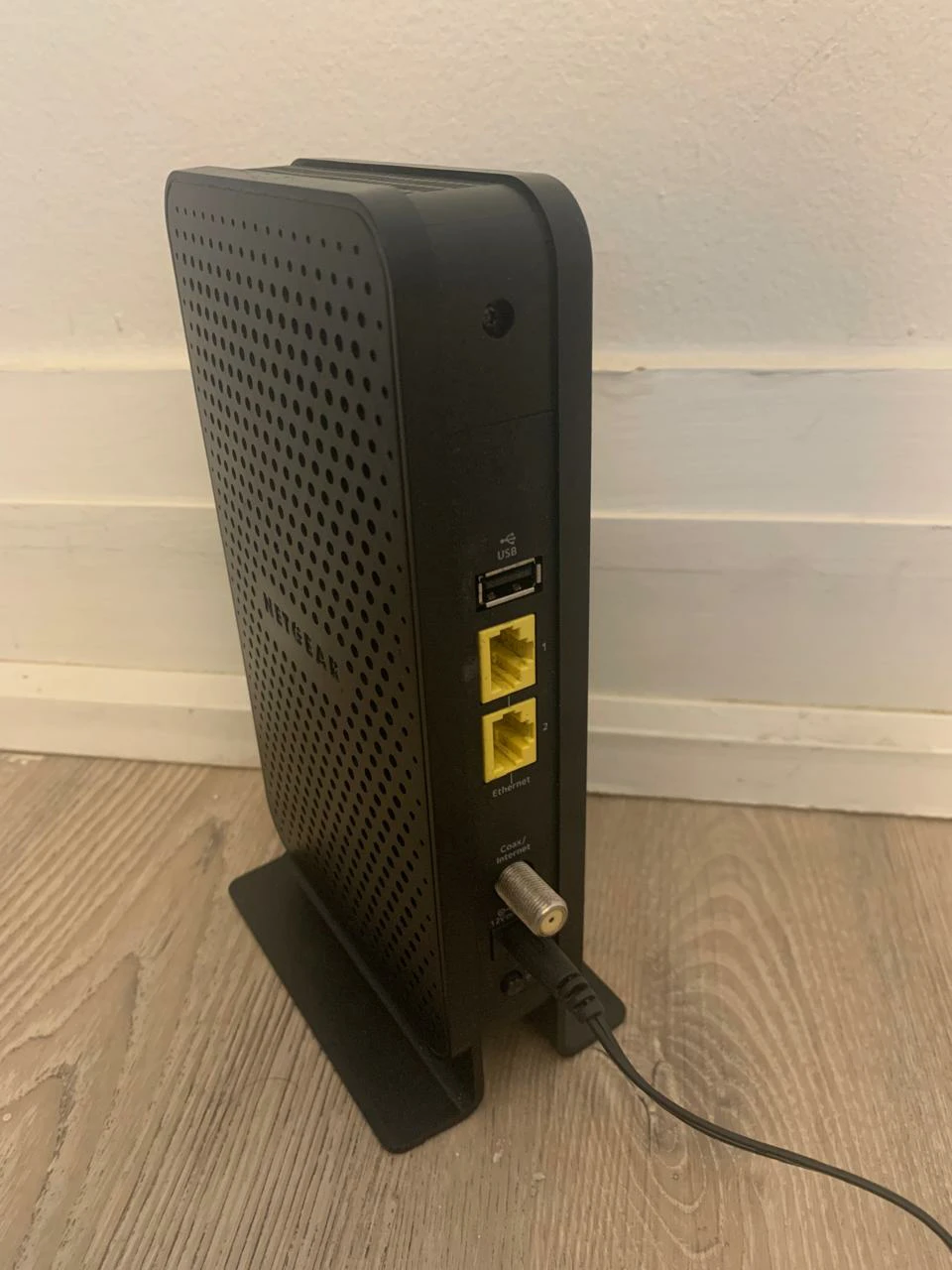 Netgear N600 wifi cable modem router (C3700v2) - photo 2