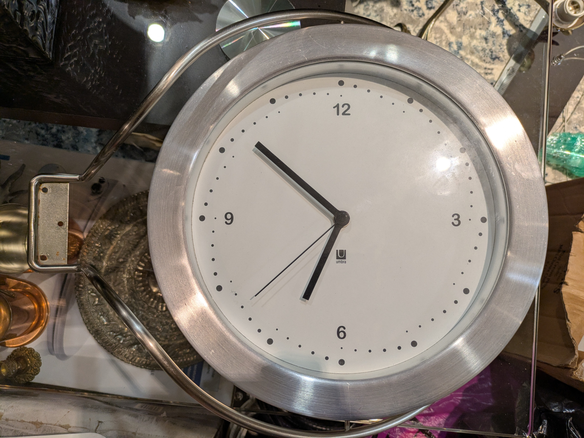 🏆 Umbra Wall clock w/ mount & swivel capabilities