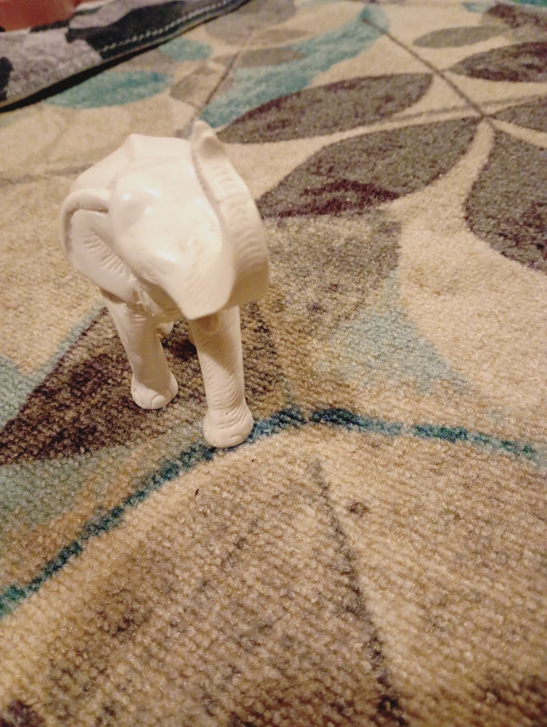 White Elephant Figurine - photo 2