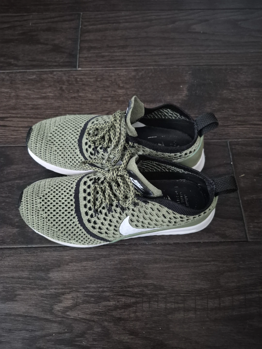 NIKE Thea Flyknit Sneakers size 6