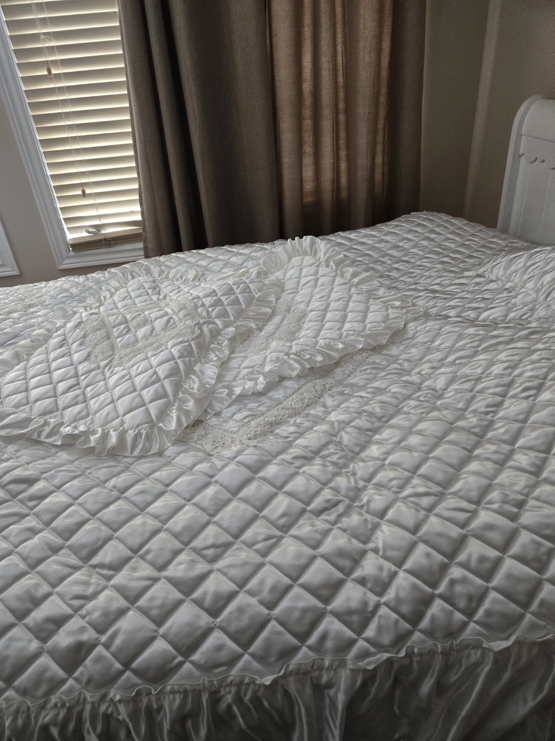 Double White Satin Quilted Bedspread with Lace Trim - photo 2
