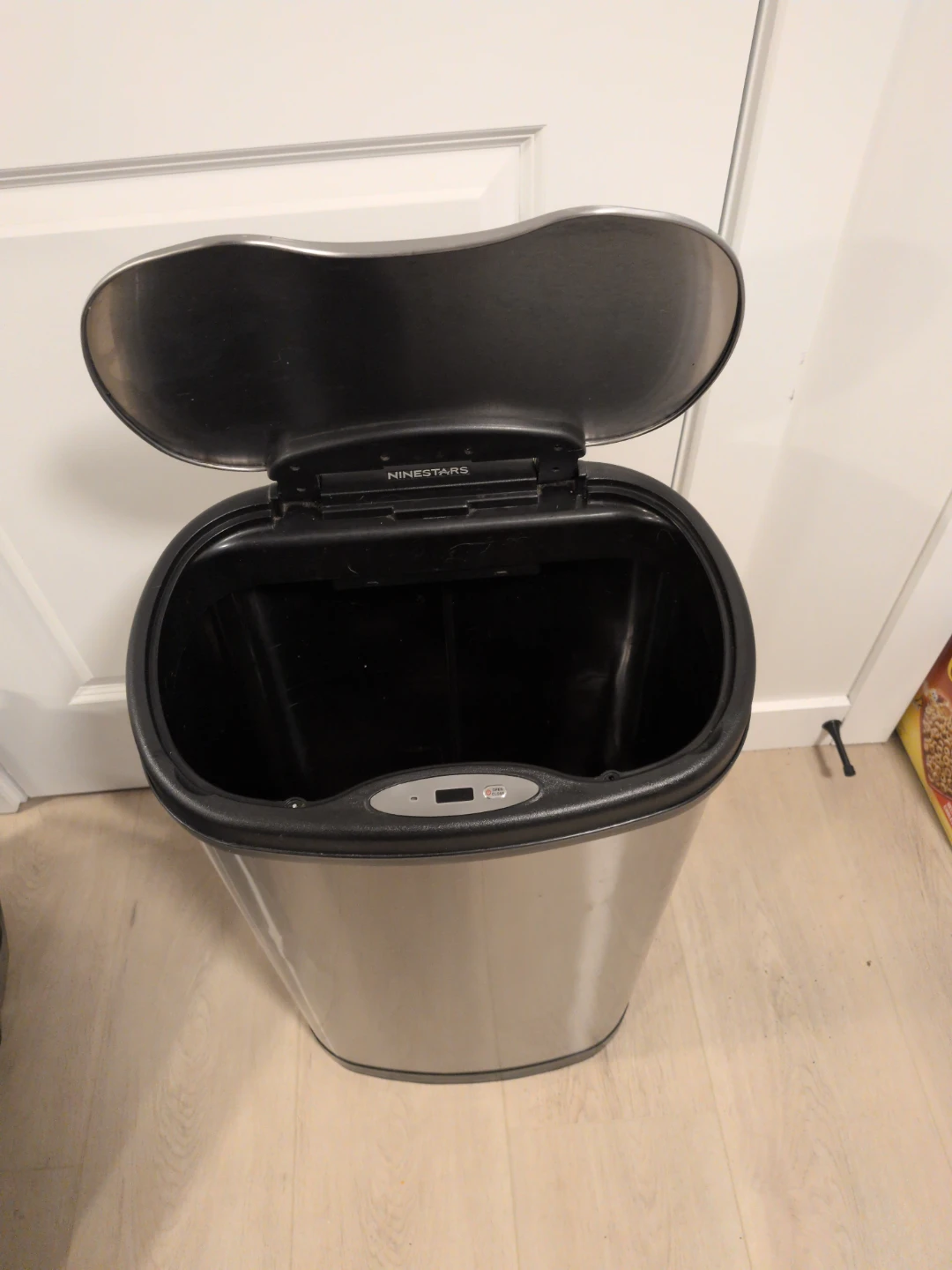 Wave sensor garbage bin - photo 2