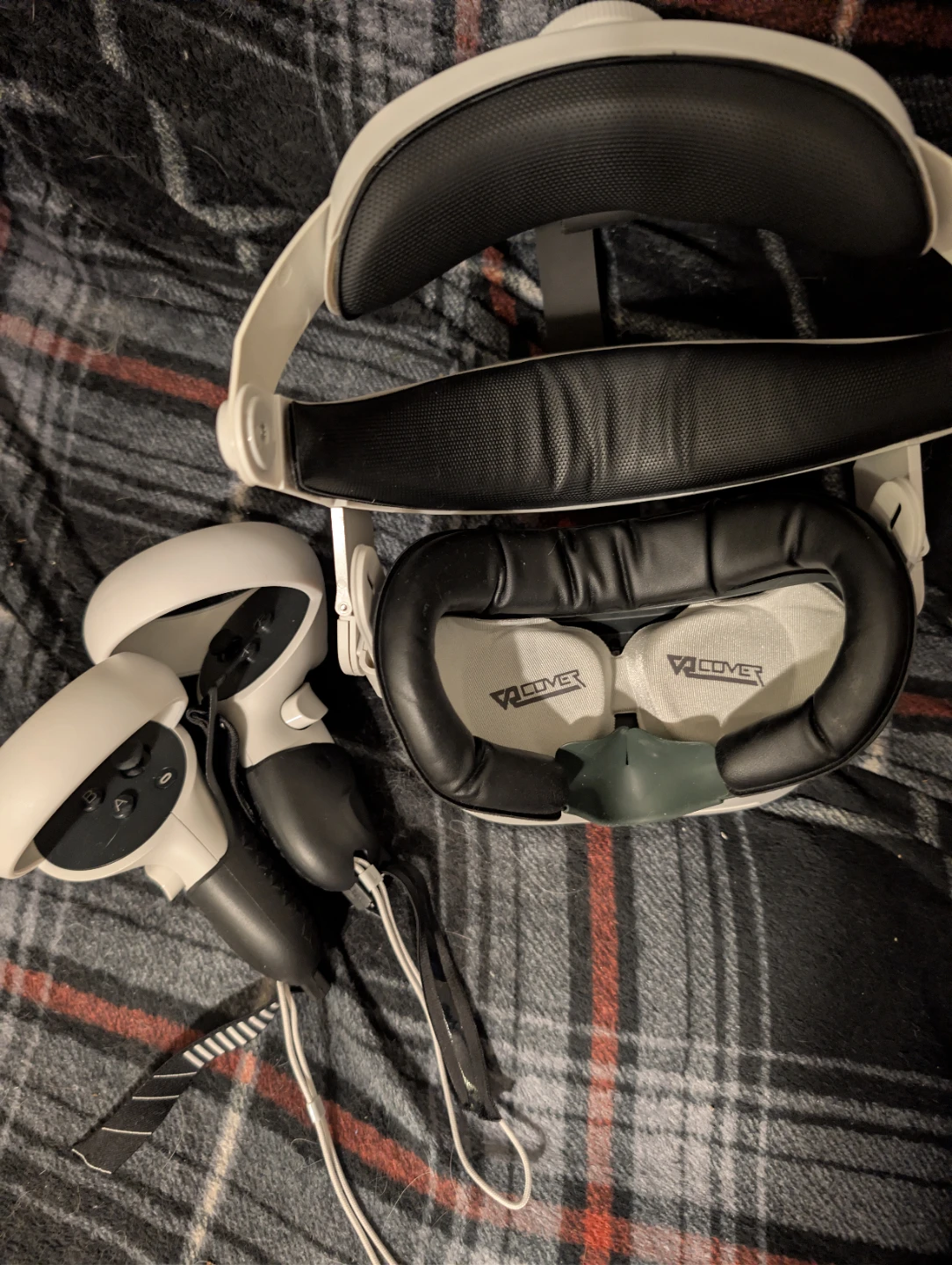 Meta Quest 2 VR Headset with Controllers - photo 2