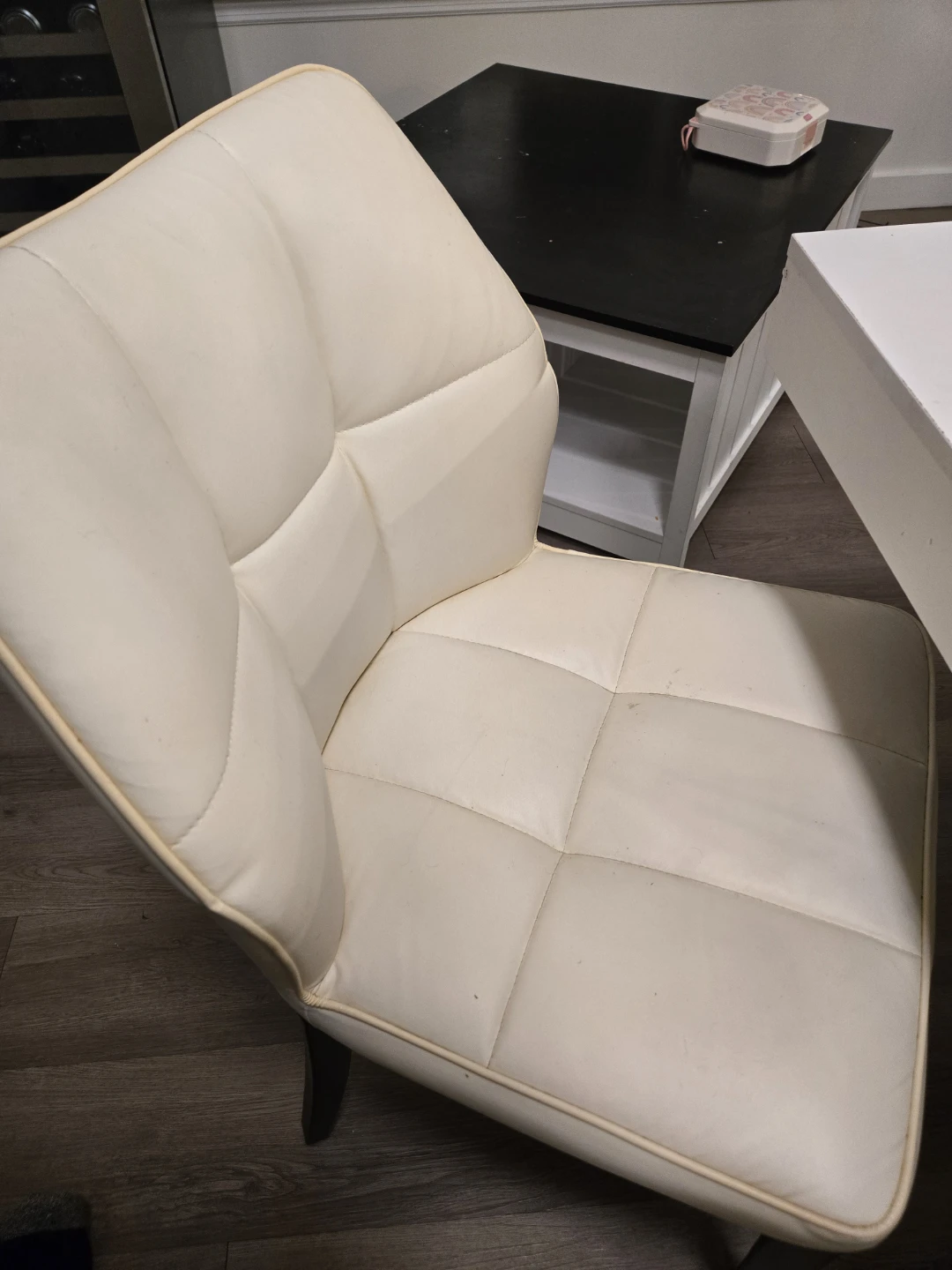 Kamario Glass Dining Table with 6 Faux Leather Chairs - photo 3