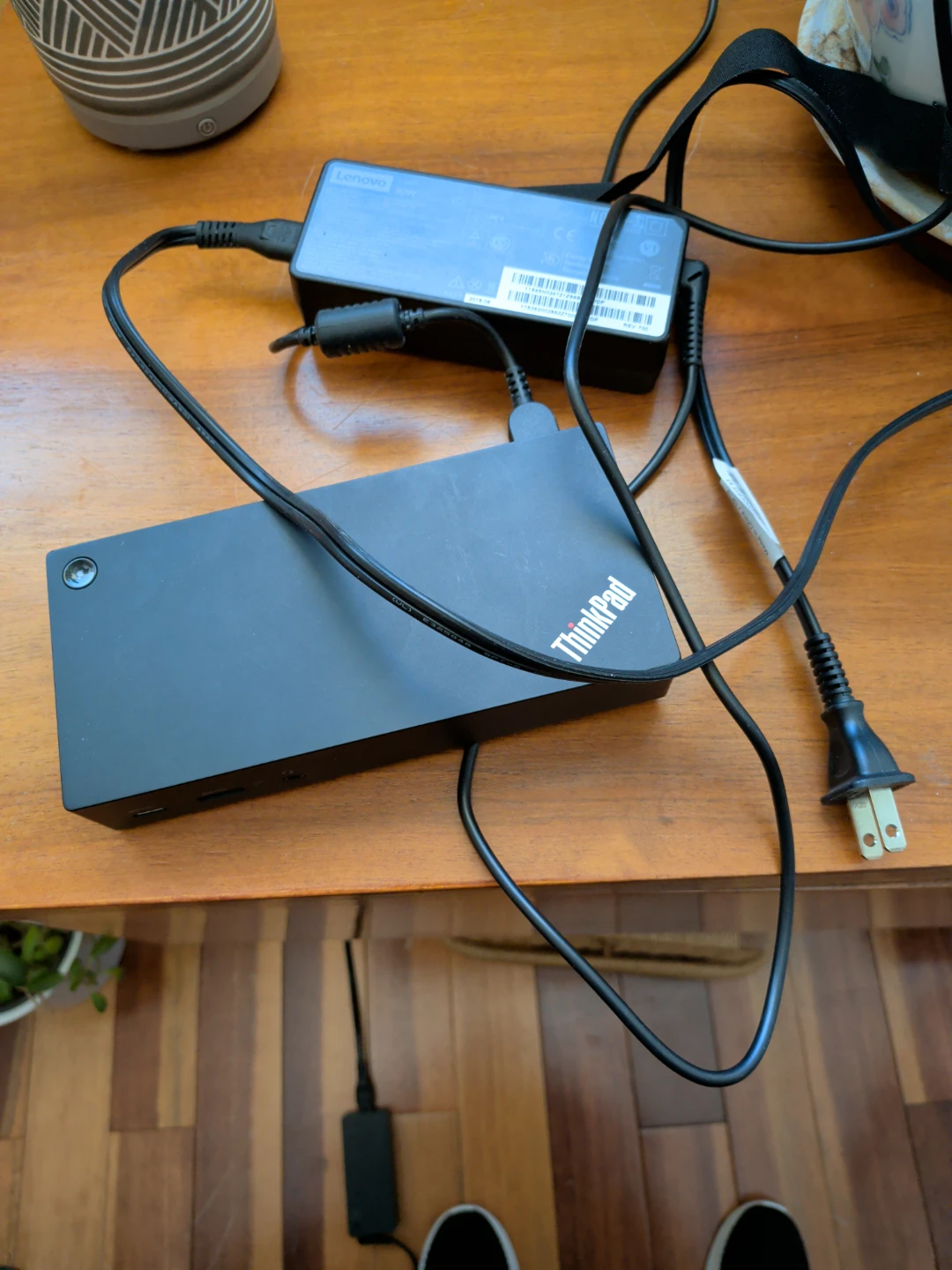 Lenovo ThinkPad Docking Station with 90W AC Adapter