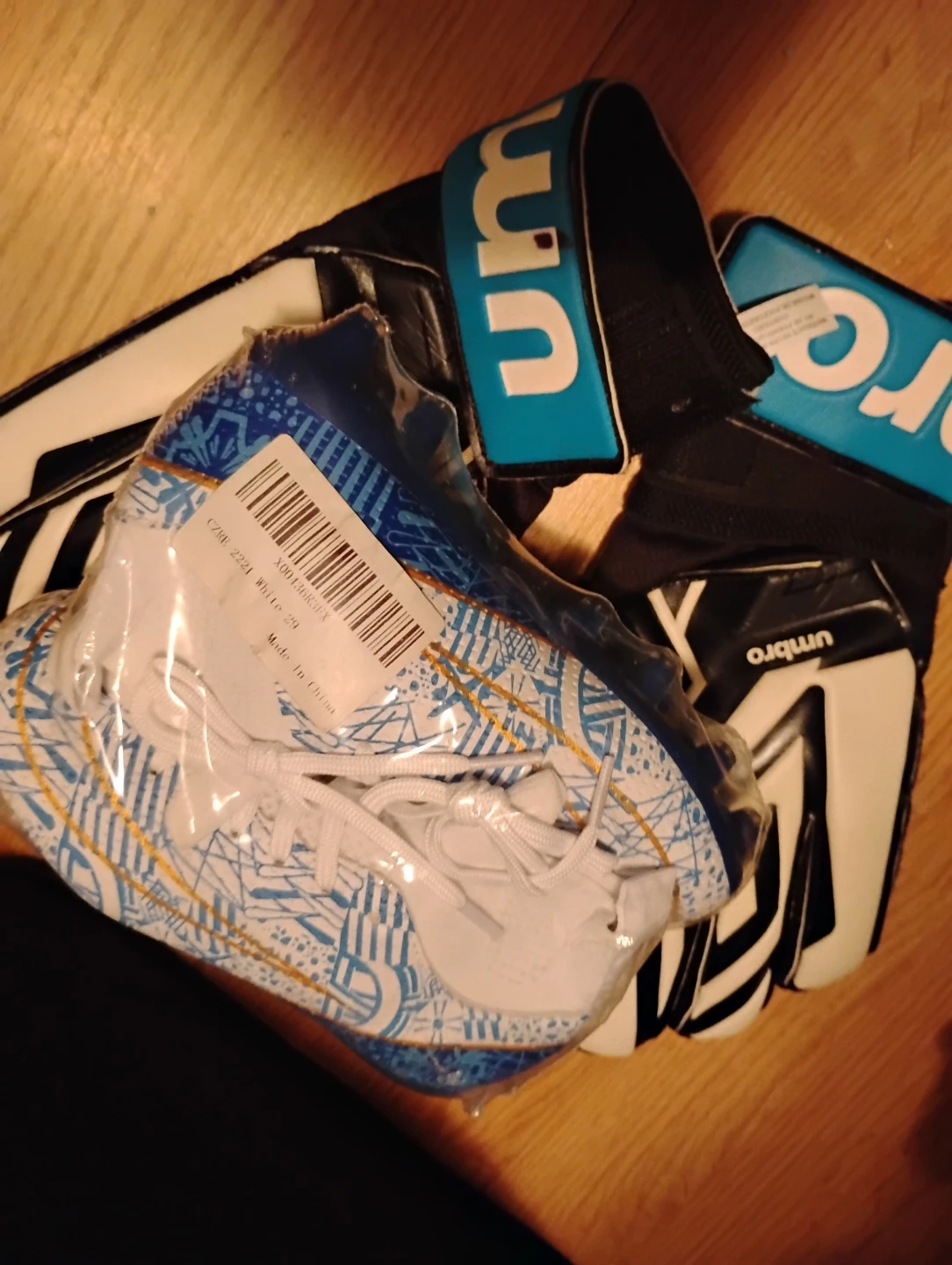 Umbro Goalkeeper Gloves and Soccer Cleats - photo 3