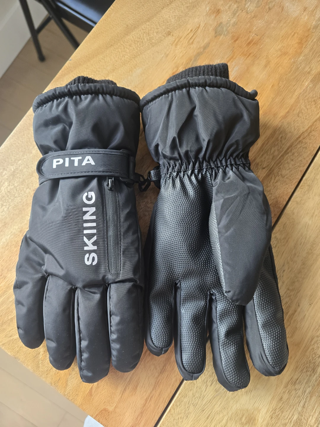 Pita Skiing Gloves - Black (L)