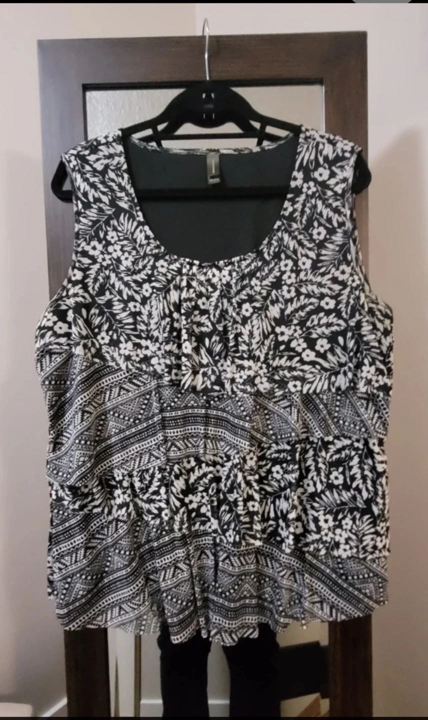 Denver Hayes Black & White Floral Tiered Sleeveless Top - 2XL🏆