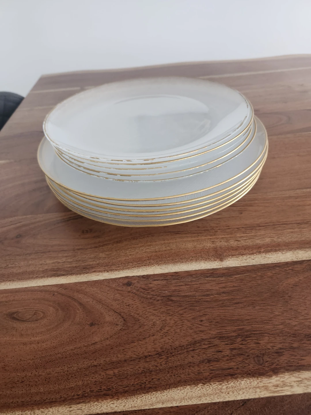 Elegant Gold-Rimmed Glass Plate Set - photo 3