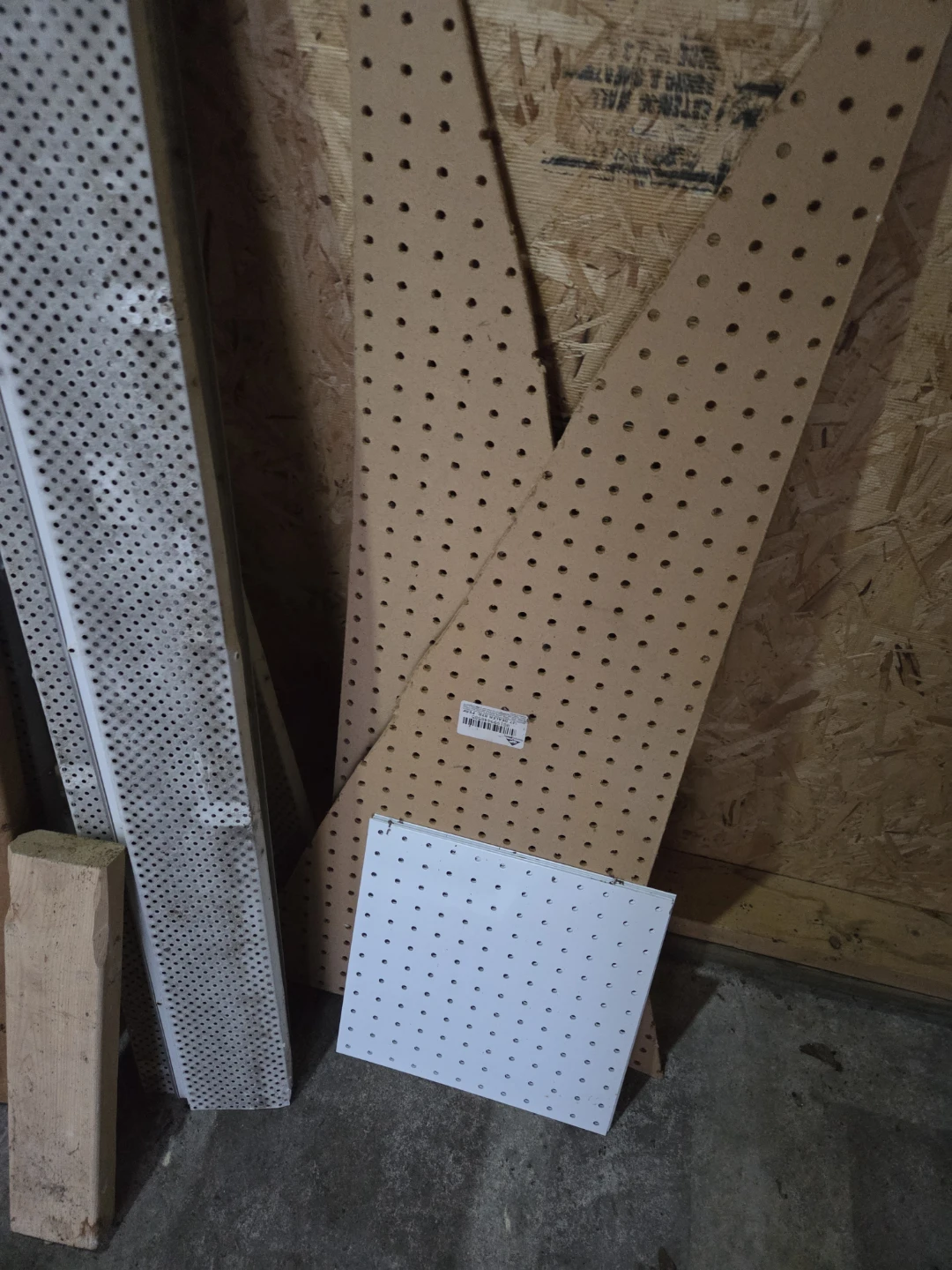Assorted Wood Trim and Pegboard Pieces 🏆 - photo 5
