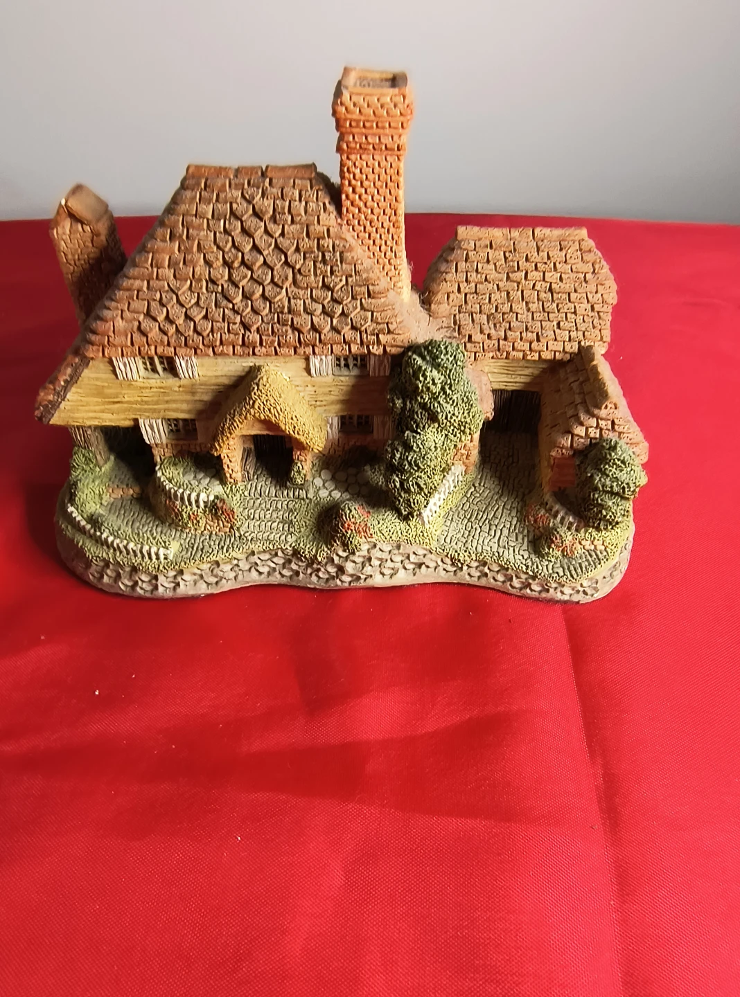 David Winter Kent Cottage Ceramic Figurine - photo 2