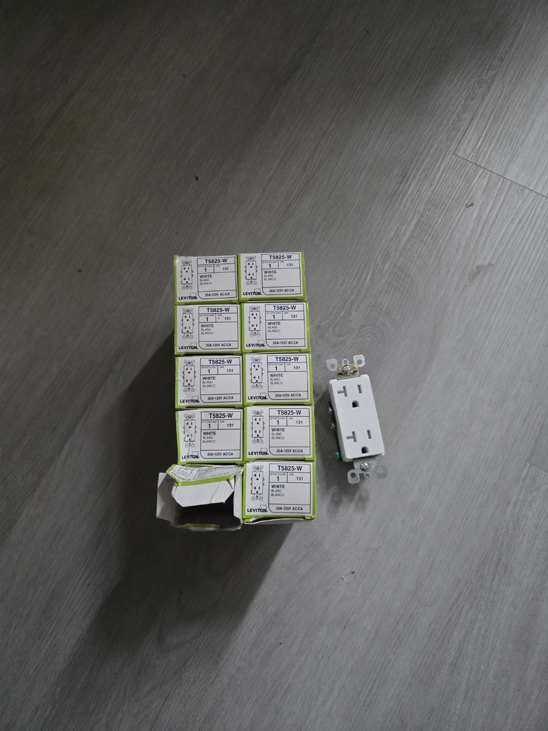 Leviton T5825-W White 20A-125V AC/CA Duplex Receptacle (10-Pack)
