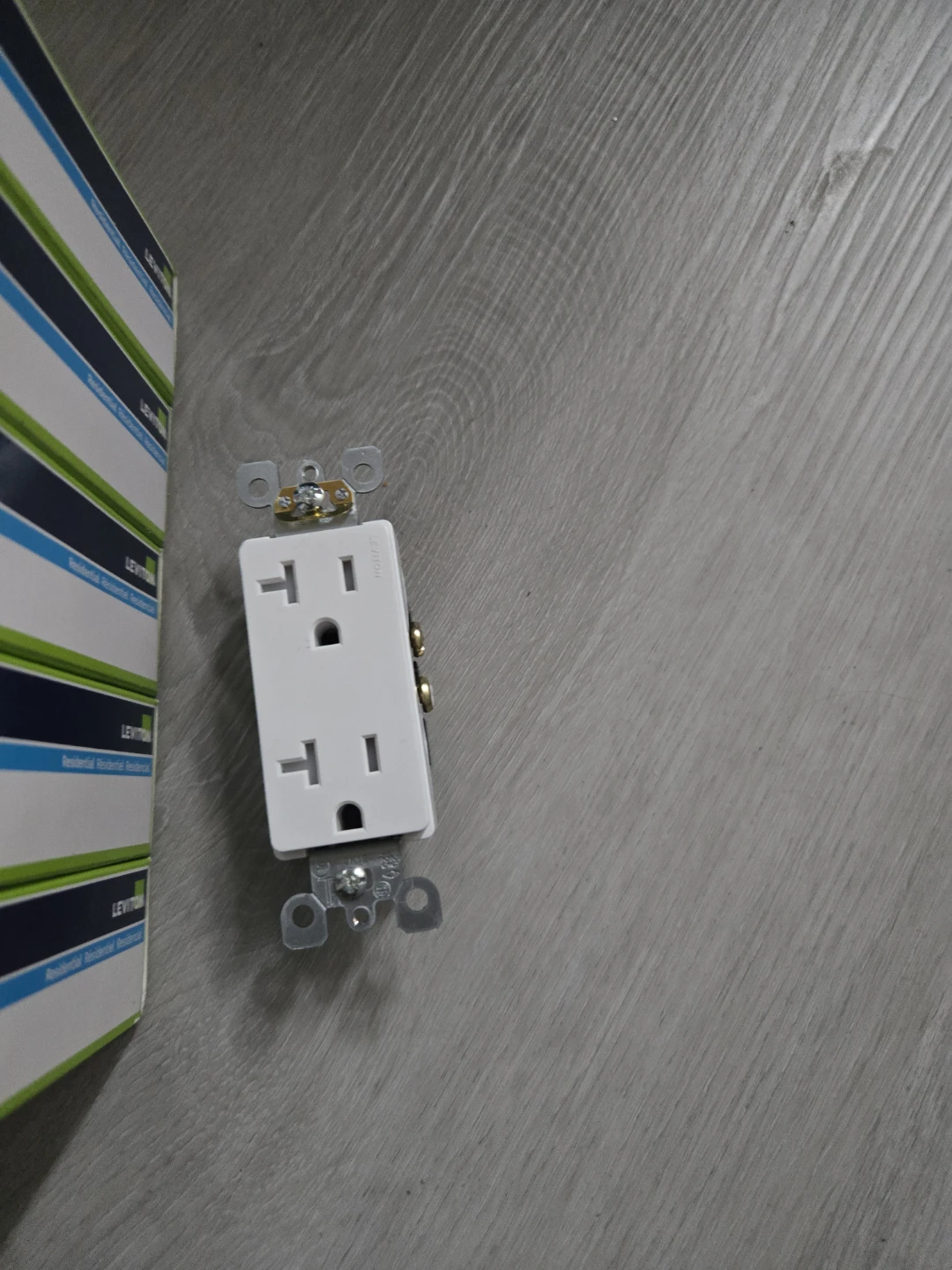 Leviton T5825-W White 20A-125V AC/CA Duplex Receptacle (10-Pack) - photo 2