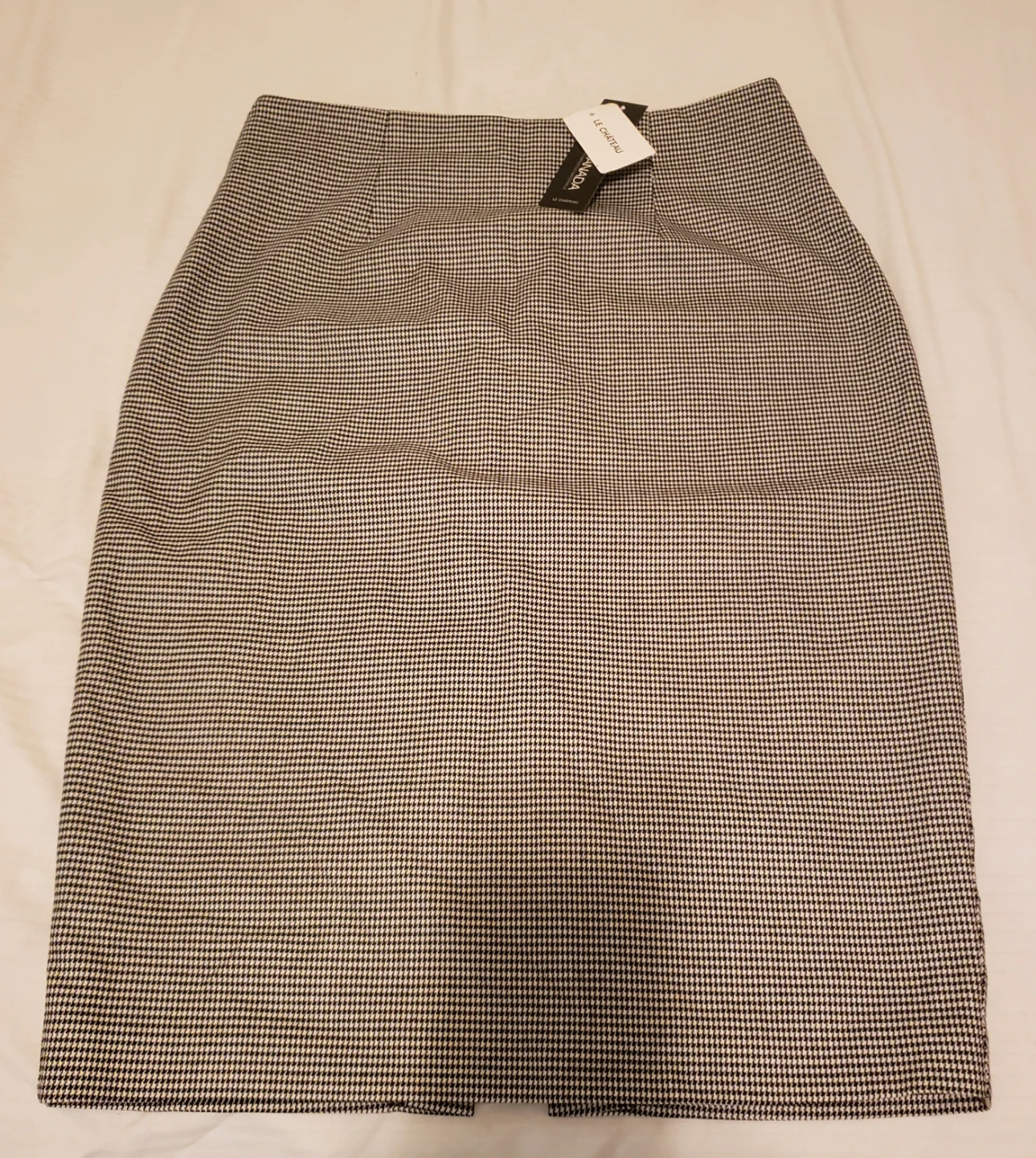 New LE CHÂTEAU Black and White Houndstooth Pencil Skirt - Size 4